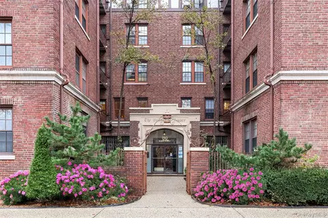 150 Burns St #2D, Forest Hills, NY 11375