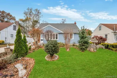 626 Winthrop Dr, Uniondale, NY 11553