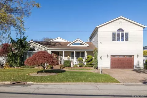 194 Newark St, Lindenhurst, NY 11757