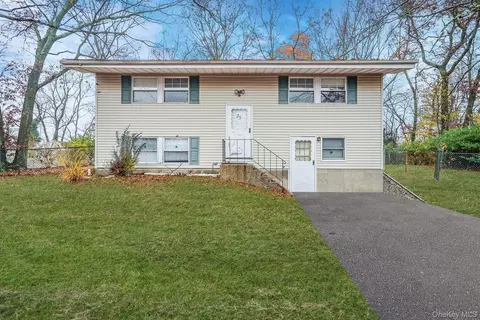 31 Cabin Ln, Setauket, NY 11733