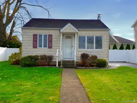 6 Glenda Dr, West Babylon, NY 11704