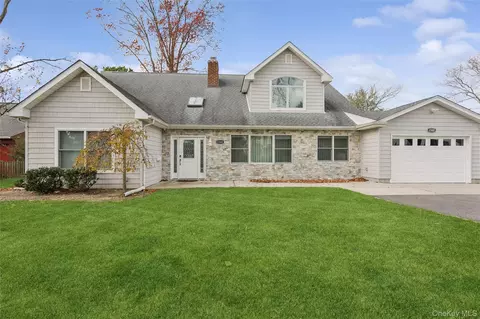1560 Pebble Ln, Hewlett, NY 11557