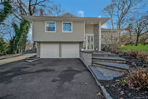 4 Park Rd, Rocky Point, NY 11778