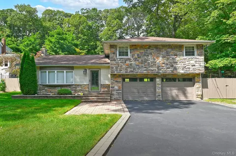 150 Hallock Landing Rd, Rocky Point, NY 11778
