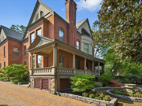 605 N Broadway, Saratoga Springs, NY 12866