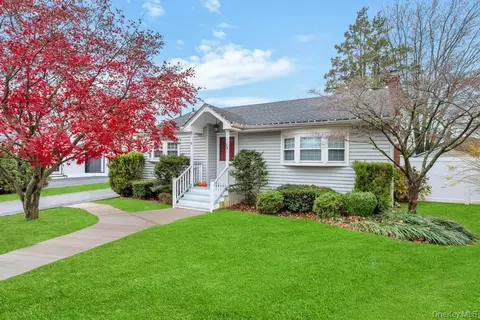 24 W Oak St, Farmingdale, NY 11735