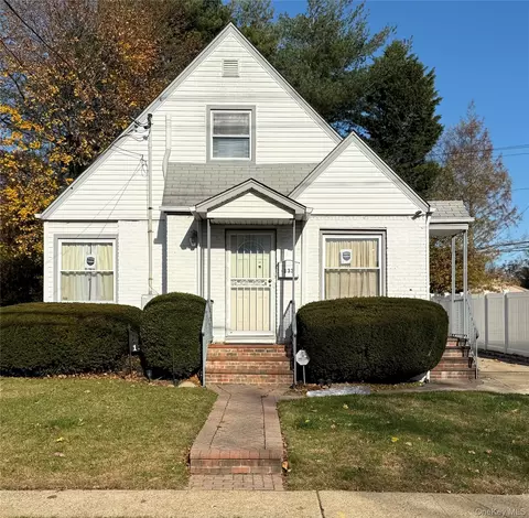 133 Wellington St, Hempstead, NY 11550