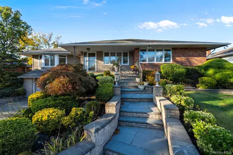 158 Old Courthouse Rd, North Hempstead, NY 11040