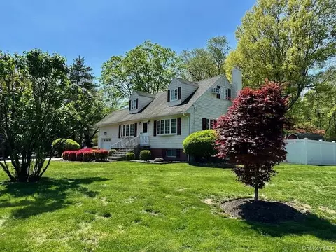 18 Homestead Ln, Clarkstown, NY 10956