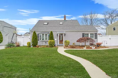 38 Farm Ln, Levittown, NY 11756