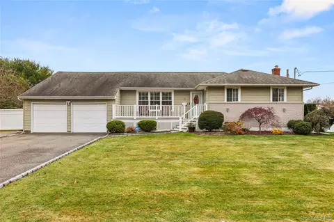6 Sunny Ln, Bay Shore, NY 11706
