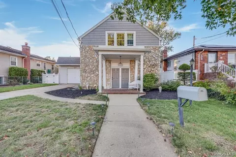 17 Oxford St, Malverne, NY 11565