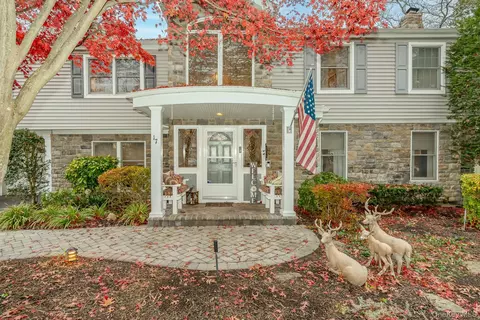 17 Thide Ct, Smithtown, NY 11787