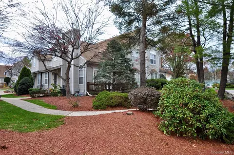 1067 Washington Grn, New Windsor, NY 12553