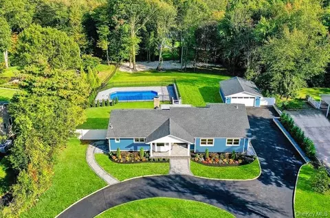 9 Susan Ln, Dix Hills, NY 11746