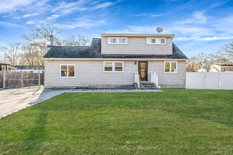 32 Rockledge Dr, Shirley, NY 11967
