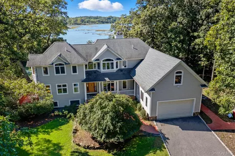 22 Flax Pond Woods Rd, Setauket, NY 11733