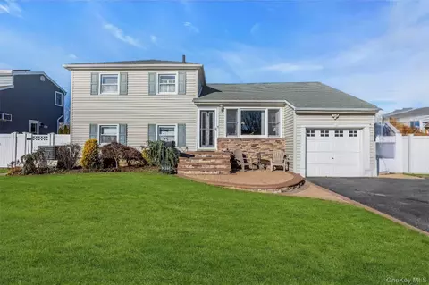 3495 Roanoke St, Seaford, NY 11783