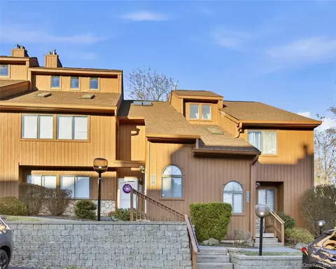 227 Panorama Ct, Poughkeepsie, NY 12603