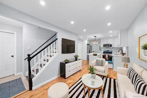36 W 19th St, Huntington Station, NY 11746