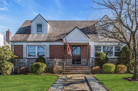 78-37 267th St, Glen Oaks, NY 11004