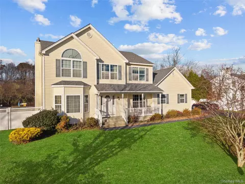 7 Bittersweet Ln, Center Moriches, NY 11934