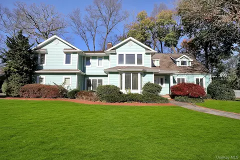 81 Round Hill Rd, North Hempstead, NY 11577