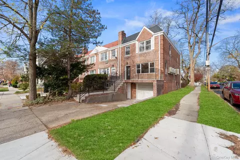 16419 32nd Ave, Flushing, NY 11358