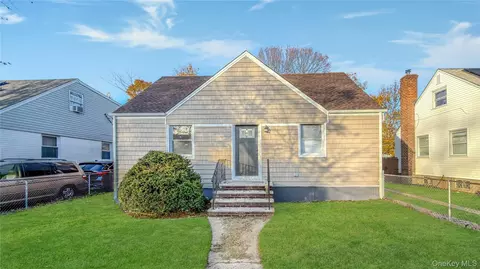 15 Circle Dr, Hempstead, NY 11550