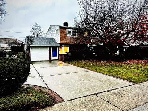 55 Constellation Rd, Levittown, NY 11756