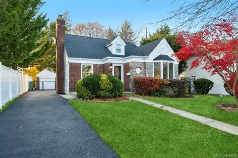 61 Harris Ave, Hewlett, NY 11557