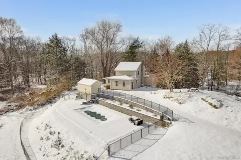 104 S Quaker Ln, Hyde Park, NY 12538