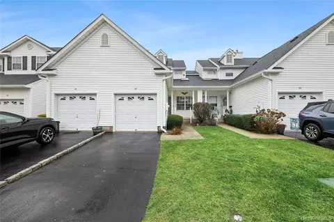 18 Brookville Way, Manorville, NY 11949