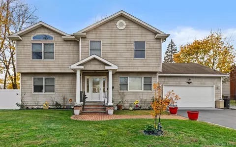 2 Smith St, Deer Park, NY 11729