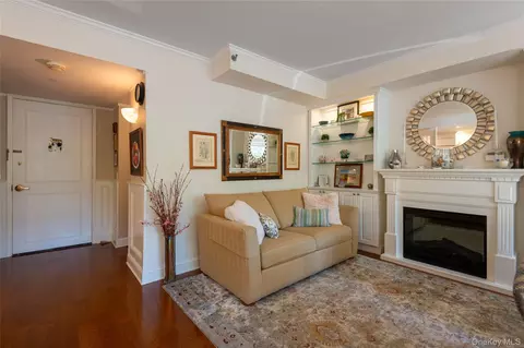 100 Hilton Ave #M4, Garden City, NY 11530