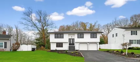 27 Claire Ln, Sayville, NY 11782