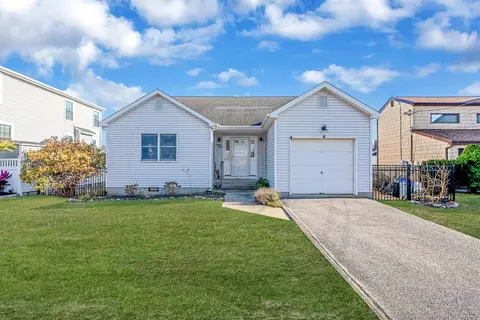 38 Berger Ave, Amityville, NY 11701