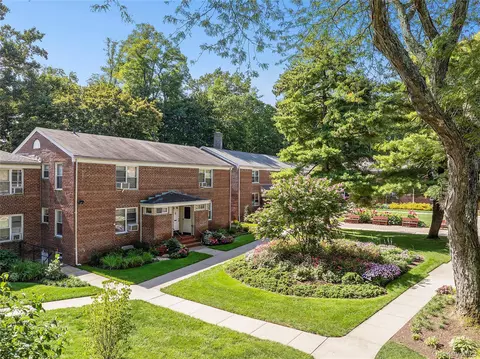 44 Edwards St #1A, North Hempstead, NY 11577