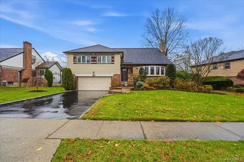 816 Pepperidge Rd, North Hempstead, NY 11590