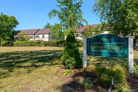 127 Fifteenth St #E2, Garden City, NY 11530