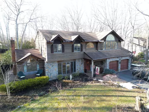 35 Hastings Dr, Ridge, NY 11961