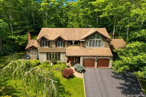 35 Hastings Dr, Ridge, NY 11961