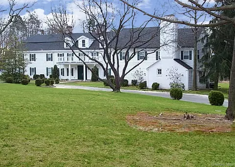 2 Langley Ln, North Hempstead, NY 11568