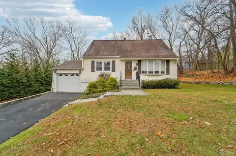 5 Orchard Ln, Nanuet, NY 10954