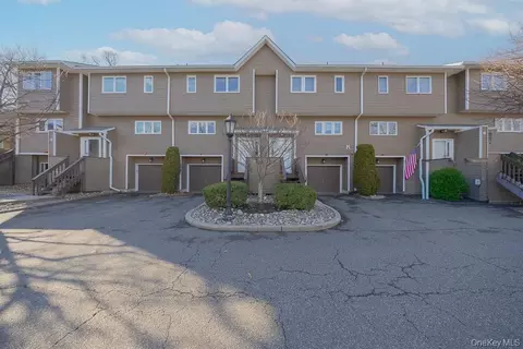 75 Village Grn, Clarkstown, NY 10954