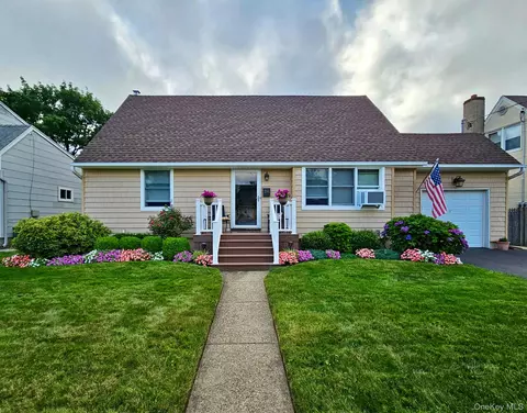 286 Pacific St, Massapequa Park, NY 11762