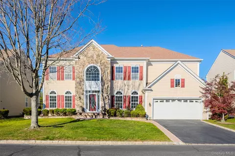 33 Pinehurst Dr, Mount Sinai, NY 11766