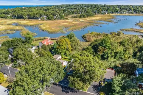 3 Bayview Pl, Locust Valley, NY 11560