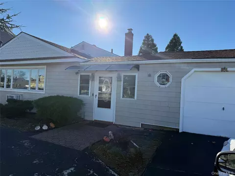 613 Madison Ave, Lindenhurst, NY 11757