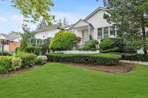 895 Cherry Ln, Valley Stream, NY 11581